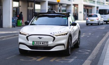 Stellantis,  Wayve Technologies и Uber се обединяват за масово навлизане на роботизирани таксита
