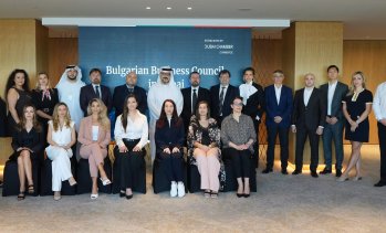 Фамилия Пежо се тресе от вътрешни борби, докато се състезава за контрол над Stellantis