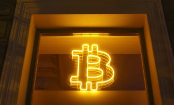 Цената на биткойна е в режим на свободно падане, след като потъна под 90 хил. долара