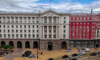 Правителството намалява числеността на две министерства със 166 щатни бройки 