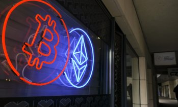 Великобритания ще анализира финансирането за партии с криптовалути