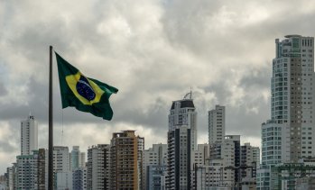Бразилия се възползва от интереса на инвеститорите и атакува дълговите пазари