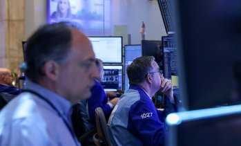 Dow спада с 200 пункта, цената на петрола продължава да се покачва*