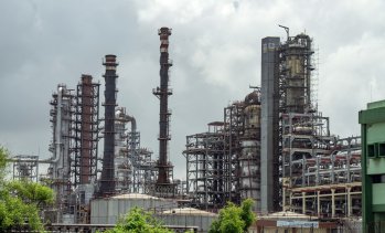 Прогнозите за свръхпредлагане тласкат цената на петрола нагоре*