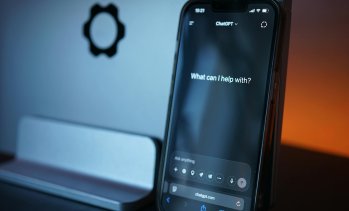 AI ботовете идват, а младите ги освиркват, вместо да ги аплодират