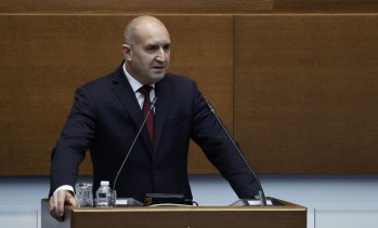 Социолози отчитат спад в доверието към кабинета "Радев" през юни