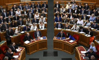 Унгарските депутати свалят президента с промяна на конституцията