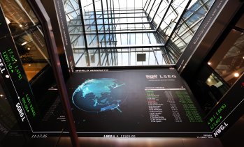 Общоевропейският индекс Stoxx Europe 600 отстъпи с 1%