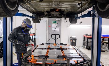 Защо се очаква цените на батериите да паднат отново през 2026 г.?