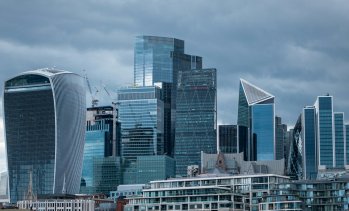 Хедж фондът Man Group съкращава служители в Лондон и мести позиции в България