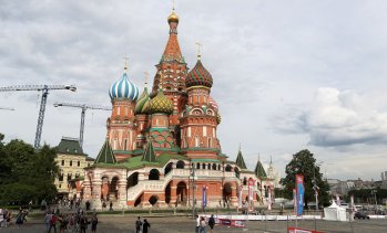 Руската икономика отчита ръст за полугодието, но пукнатините вече трудно могат да се скрият