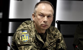 Зеленски дава рестарт на украинската армия с уволнението на генерал Сирски