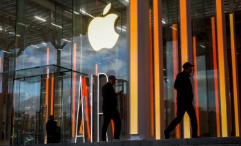 Apple за кратко се превърна във втората компания, достигнала 5 трлн. долара капитализация