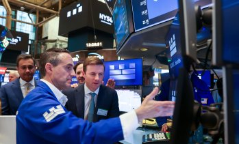 S&P 500 и Nasdaq Composite бележат ръст, цената на петрола леко спада*