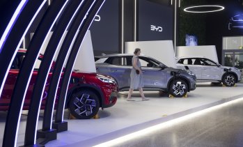 Ръстът при продажбите на нови коли в Китай се охлажда до тригодишно дъно през 2025 г.