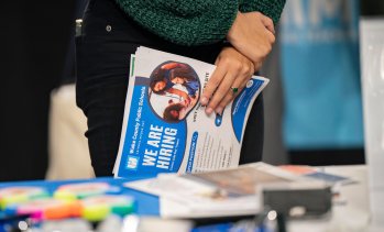 Заявленията за помощи при безработица в САЩ намаляват в колебливия празничен сезон