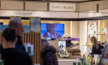 Продажбите на Est&eacute;e Lauder надвиха прогнозите, докато възстановяването набира скорост
