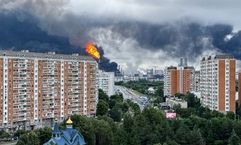 Русия съобщи за масирана атака към Москва тази нощ, гори рафинерията в Капотня