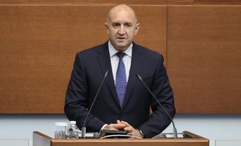 Радев: Намаляваме четирикратно продуктовите такси за електрическа и електронна техника