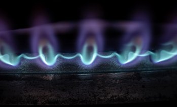 ЕК не вижда проблем с полупразните хранилища, но цената на газа се удвои