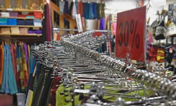 Оборотите в търговията на дребно у нас нарастват символично през октомври