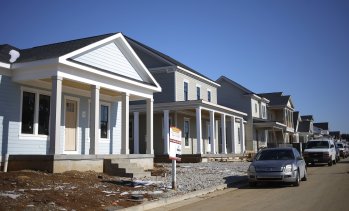 Строителните компании в САЩ предлагат по-ниски лихви по заемите, но купувачите не кълват