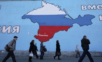 В Крим бензинът свърши и с купони, ресторантите работят ограничено, въведен е режим на тока