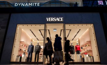 След дълго ухажване Versace стана окончателно част от Prada