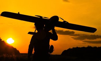 Украинските производители на дронове се надлъгват с руските ракети