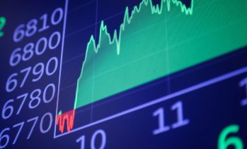 Dow Jones добави над 550 пункта, след като инвеститорите се пренасочиха от технологичните акции