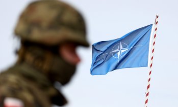 НАТО обсъжда дали да разположи още американски ядрени оръжия в Европа