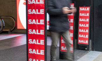 Растежът на продажбите на дребно във Великобритания се забавя за четвърти месец