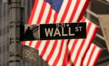 Wall Street затваря със спад на фона на скъпия петрол и спада при компании, свързани с&nbsp;AI