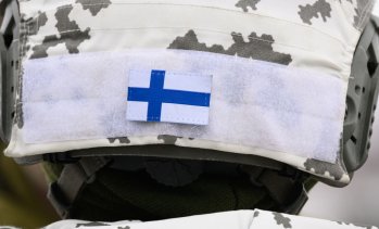 Финландия задържа кораб, заподозрян в повреда на телекомуникационен кабел