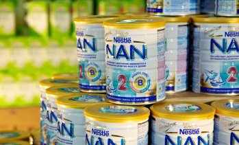 Nestle изтегля адаптирано бебешко мляко заради опасения за здравето