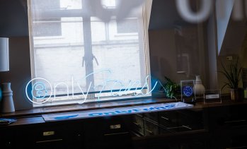 OnlyFans е изплатила на собственика си дивидент от 709 млн. долара в месеците преди смъртта му