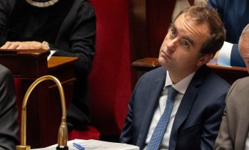 Френското правителство оцеля в два вота на недоверие за един ден, следва битка за бюджета