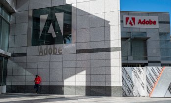 Финансовият директор на Adobe напуска, докато компанията продължава да търси новия си шеф