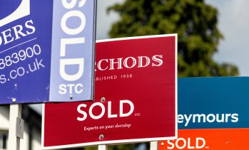 Цените на жилищата във Великобритания са завършили със спад 2025 г.