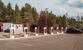 Електрификация на две скорости: Как политиката промени автомобилния сектор