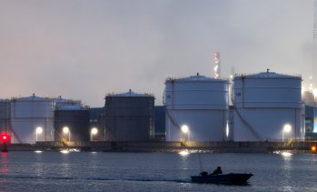 Цената на петрола се стабилизира, след като САЩ и Иран прекратиха новите си атаки*