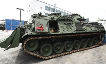 Компанията майка на бензиновия двигател придобива производител на бронирани машини за 1,6 млрд. евро