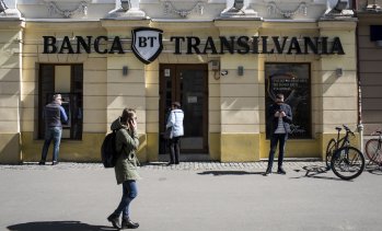 Рекордна глоба удари акциите на румънски банки след разследване на междубанковите лихви