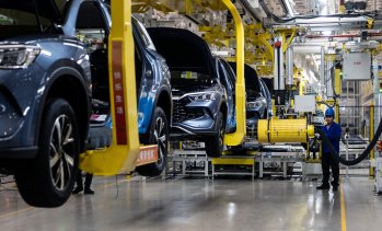 Китай засилва контрола върху ценовата война при електромобилите