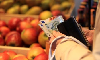 КЗК ще проучва търговските практики на доставчиците към малките хранителни магазини