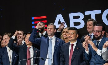 51% за 26 минути: Крахът, който задълбочи криптопроблемите на семейство Тръмп