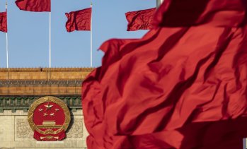 Китай инжектира милиарди в най-големите си банки и застрахователи