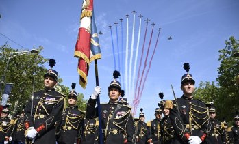 Франция показа мощ и единство в пищен парад с участието и на български гвардейци