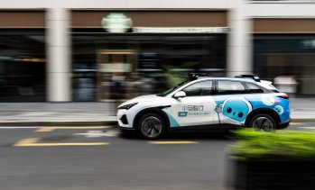Uber и китайската Pony AI ще разположат над 2 хил. роботаксита в Европа