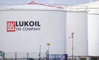 Компанията майка на "Лукойл Нефтохим" свива персонала си заради санкциите